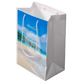 Schilderachtig foto van Tropisch strand op zaterda Medium Cadeauzakje (Voorkant Gekanteld)
