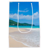 Schilderachtig foto van Tropisch strand op zaterda Medium Cadeauzakje (Achterkant)