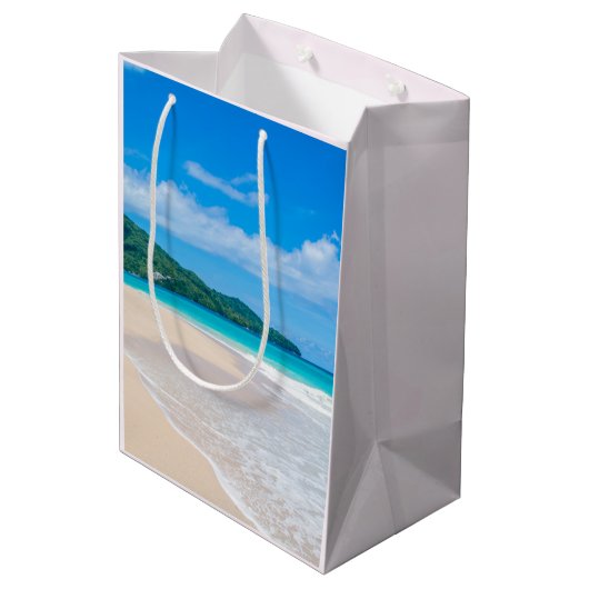 Schilderachtig foto van Tropisch strand op zaterda Medium Cadeauzakje (Achterkant Gekanteld)