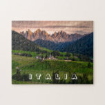 Schilderachtig Funes Valley, Dolomites, Italië Legpuzzel<br><div class="desc">Dit ontwerp is voorzien van een foto van een kerk in de schilderachtig Funes Valley in Zuid-Tirol,  Italië,  met het Dolomietengebergte op de achtergrond Het woord "Italia" (Italië) staat onderaan in witte openface typografie. Afbeelding van Alessandro DeRosso uit Pixabay.</div>
