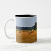 Schilderachtig Hay Bales op het platteland in een Tweekleurige Koffiemok (Links)