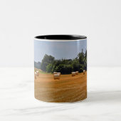 Schilderachtig Hay Bales op het platteland in een Tweekleurige Koffiemok (Center)