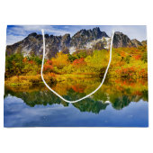 Schilderachtig landschap bos en bergen groot cadeauzakje (Voorkant)