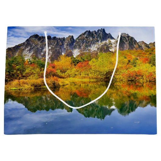 Schilderachtig landschap bos en bergen groot cadeauzakje (Voorkant)