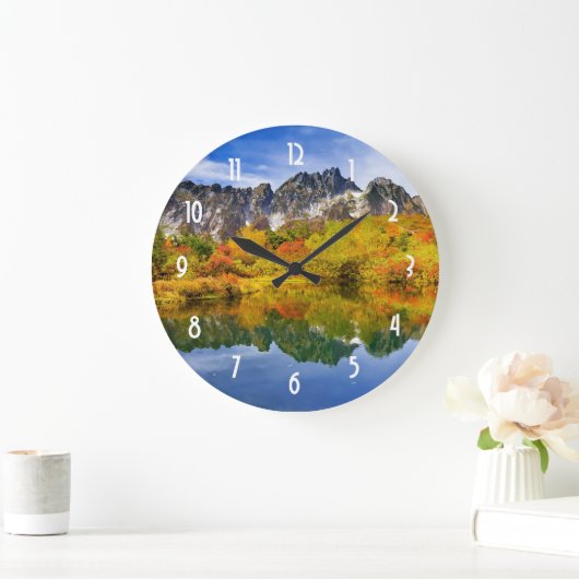 Schilderachtig landschap bos en bergen grote klok (Huis)