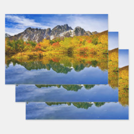 Schilderachtig landschap bos en bergen inpakpapier vel