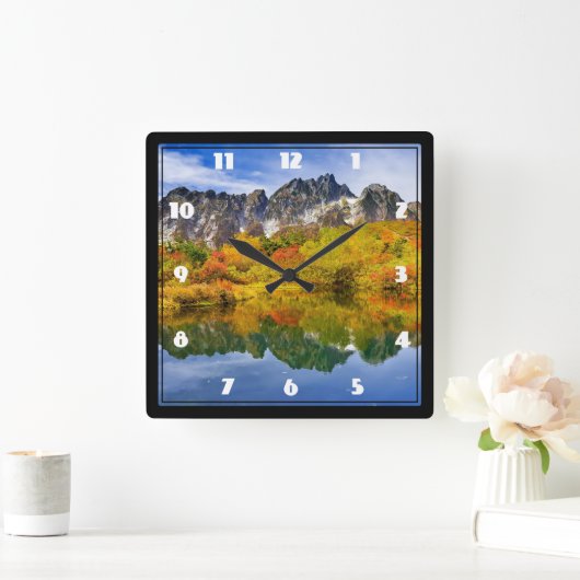 Schilderachtig landschap bos en bergen vierkante klok (Huis)