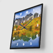 Schilderachtig landschap bos en bergen vierkante klok (Hoek)