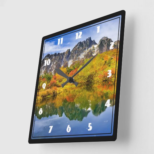 Schilderachtig landschap bos en bergen vierkante klok (Hoek)