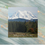 Schilderachtig landschap in Washington Rainier Tegeltje<br><div class="desc">Keramische tegels voorzien van een schilderachtig afbeelding van sneeuw bedekte Mount Rainier en een groene vallei in de Pacific Northwest State of Washington. Selecteer de tegelgrootte. Maakt een geweldige keukentochtje en reissouvenir!</div>