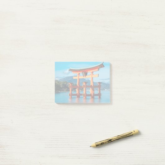 Schilderachtig landschap met Japanse Torii Gate Post-it® Notes (Op bureau)