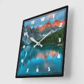 Schilderachtig landschapsfoto van bergen vierkante klok (Hoek)