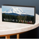 Schilderachtig landschapsonderstel houten kist print<br><div class="desc">Een houten bordje dat is ontworpen om te hangen of te staan en dat is voorzien van een schilderachtig afbeelding van sneeuw,  bedekte Mount Rainier en een groene vallei in de Stille Noordwestelijke staat Washington. Vette,  witte letters: "WELKOM NAAR ONS HUIS." Selecteer uit zwart of wit geschilderd hout.</div>