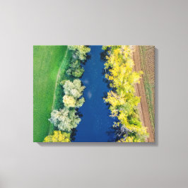 Schilderachtig luchtlandschap met meer en bomen in canvas afdruk