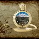 Schilderachtig Mount Rainier, Washington Zakhorloge<br><div class="desc">Klassieke en stijlvolle zakhorloge met witte cijfers die voorzien zijn van een schilderachtig landschapsfoto-afbeelding van sneeuwgekookte Mount Rainier,  de hoogste berg in de staat Washington. Kies uit een gouden of zilvermetalen afwerking.</div>