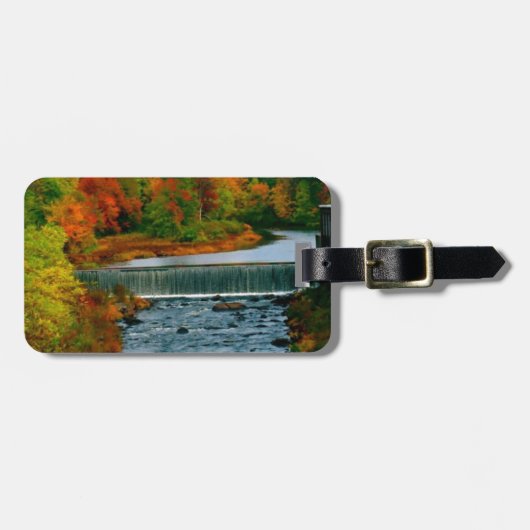 Schilderachtig najaar Uitzicht van een kleine stad Bagagelabel (Voorkant horizontaal)