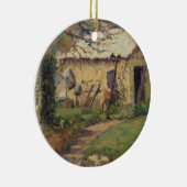 Schilderachtig oud hulpprogramma geplaatst achter  keramisch ornament (Rechts)