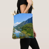 Schilderachtig reflectiefoto van Lake Mountain Tote Bag (Dichtbij)