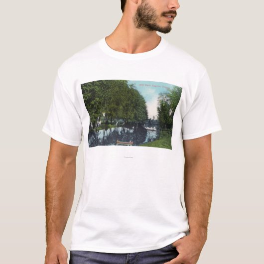 Schilderachtig rivier met Canoe SceneEugene, OF T-shirt (Voorkant)