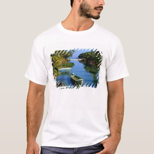 Schilderachtig rivier nabij Ocho Rios in Jamaica T-shirt (Voorkant)