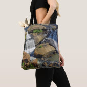 Schilderachtig stroom met waterval tote bag (Dichtbij)