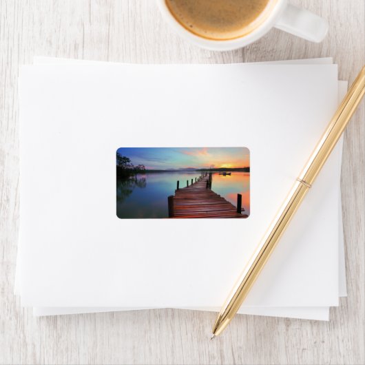 Schilderachtig Sunrise Lake Jetty Pier Etiket (Insitu)
