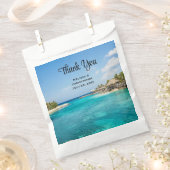 Schilderachtig tropisch strand met een gevlekte hu bedankzakje (Geknipt)