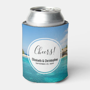 Schilderachtig tropisch strand met een gevlekte hu blikjeskoeler