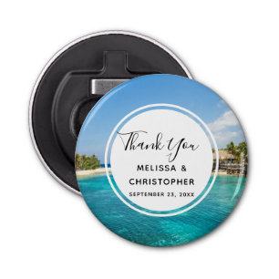 Schilderachtig tropisch strand met een gevlekte hu button flesopener