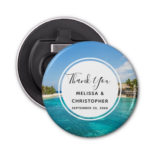 Schilderachtig tropisch strand met een gevlekte hu button flesopener (Voorkant)