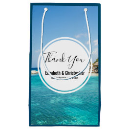 Schilderachtig tropisch strand met een gevlekte hu klein cadeauzakje