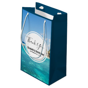 Schilderachtig tropisch strand met een gevlekte hu klein cadeauzakje
