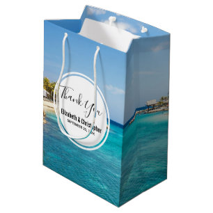 Schilderachtig tropisch strand met een gevlekte hu medium cadeauzakje