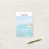 Schilderachtig tropisch strand met een gevlekte hu post-it® notes (Op bureau)