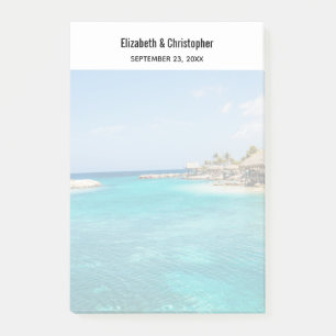 Schilderachtig tropisch strand met een gevlekte hu post-it® notes