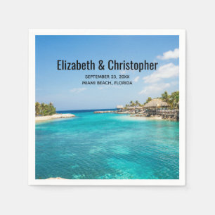 Schilderachtig tropisch strand met een gevlekte hu servet