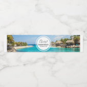 Schilderachtig tropisch strand met een gevlekte hu waterfles etiket (Enkel label)