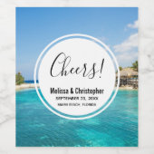 Schilderachtig tropisch strand met een gevlekte hu wijn etiket (Enkel label)