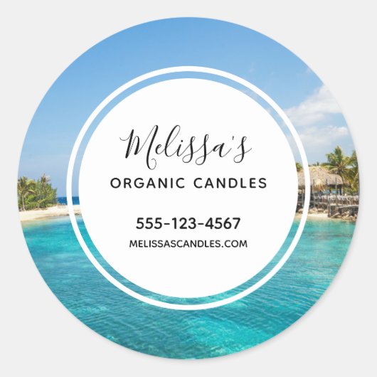 Schilderachtig tropisch strand met rieten hutten B Ronde Sticker (Voorkant)