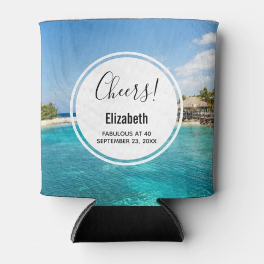 Schilderachtig tropisch strand met rieten hutten V Blikjeskoeler (Voorkant)