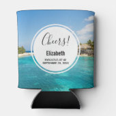 Schilderachtig tropisch strand met rieten hutten V Blikjeskoeler (Achterkant)