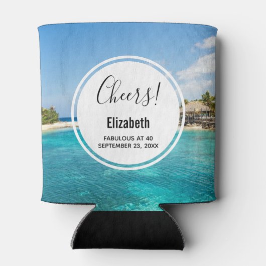 Schilderachtig tropisch strand met rieten hutten V Blikjeskoeler (Achterkant)