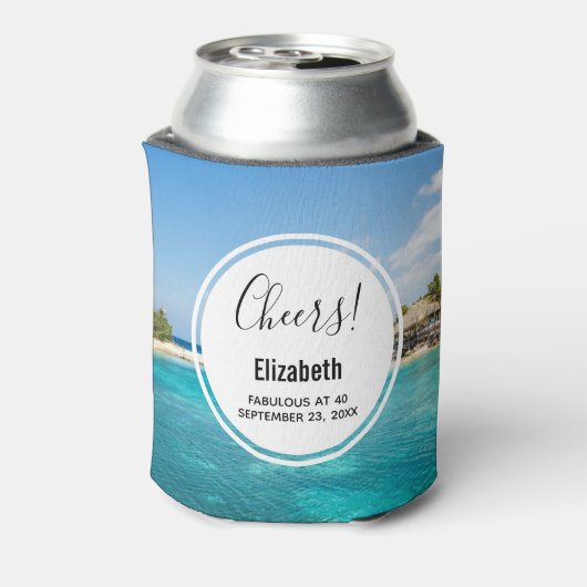 Schilderachtig tropisch strand met rieten hutten V Blikjeskoeler (Blikje Achterkant)