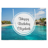 Schilderachtig tropisch strand met rieten hutten V Groot Cadeauzakje (Voorkant)