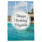 Schilderachtig tropisch strand met rieten hutten V Medium Cadeauzakje (Voorkant)