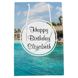 Schilderachtig tropisch strand met rieten hutten V Medium Cadeauzakje