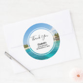 Schilderachtig tropisch strand met rieten hutten V Ronde Sticker (Envelop)