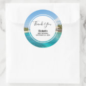 Schilderachtig tropisch strand met rieten hutten V Ronde Sticker (Tas)