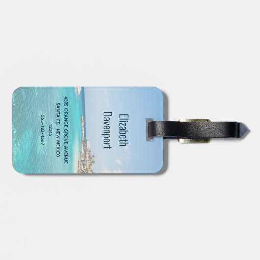 Schilderachtig Tropisch strand met Thatched Huts F Bagagelabel (Achterkant horizontaal)