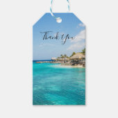 Schilderachtig Tropisch strand met Thatched Huts F Cadeaulabel (Voorkant)